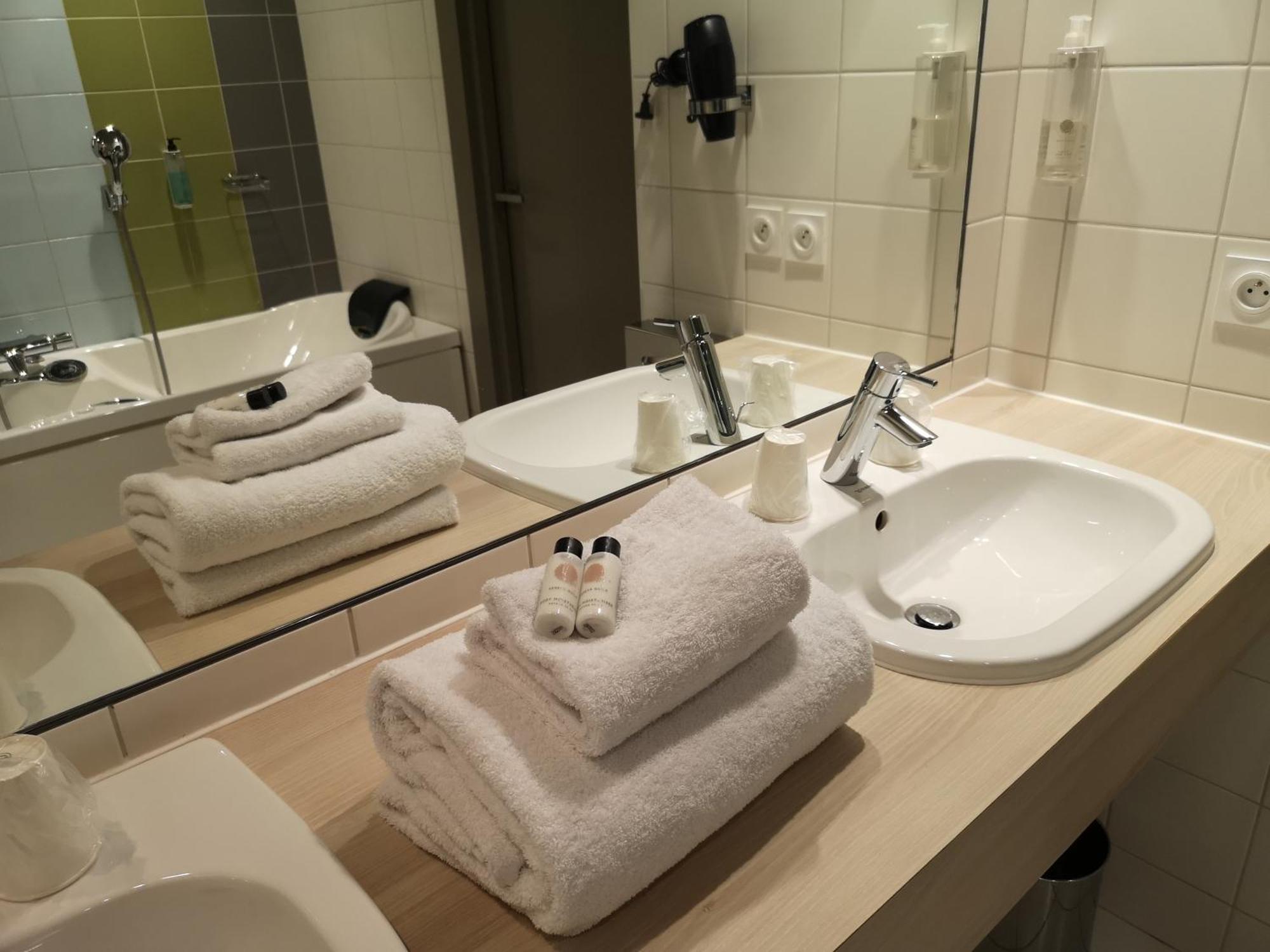 Hotel Le Cinq Hyper - Centre Шамбери Екстериор снимка